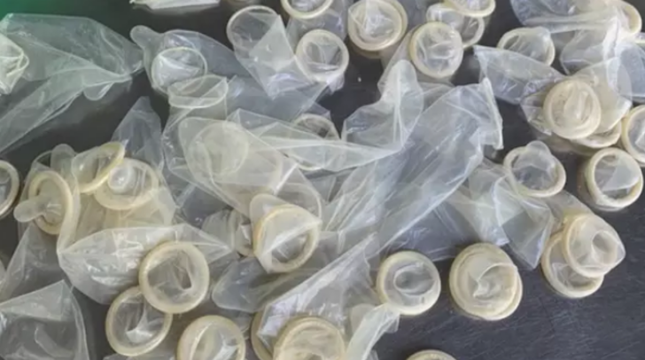 324 bin kullanılmış kondomun geri dönüşüme sokulduğu tesise baskın