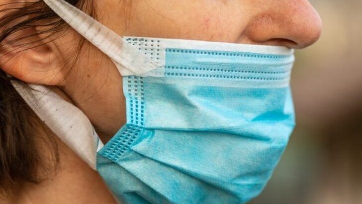Koronavirüs: Bilim insanlarına göre 'Burnu açıkta bırakmak, maske takmamakla eş'