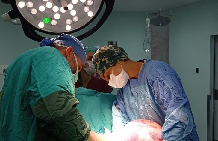 Karnında 5,5 kiloluk tümör taşıyormuş!